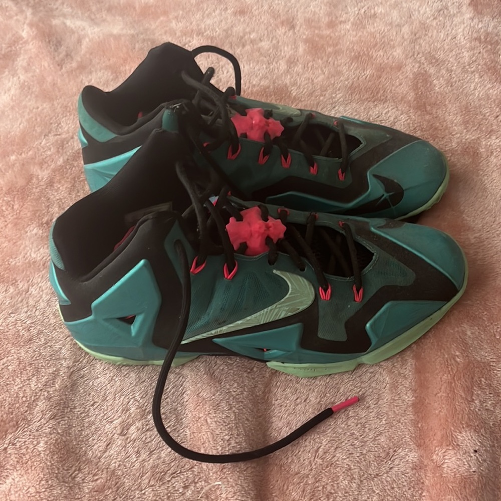 Nike Lebron 11 South Beach Basketball Shoes Size 10